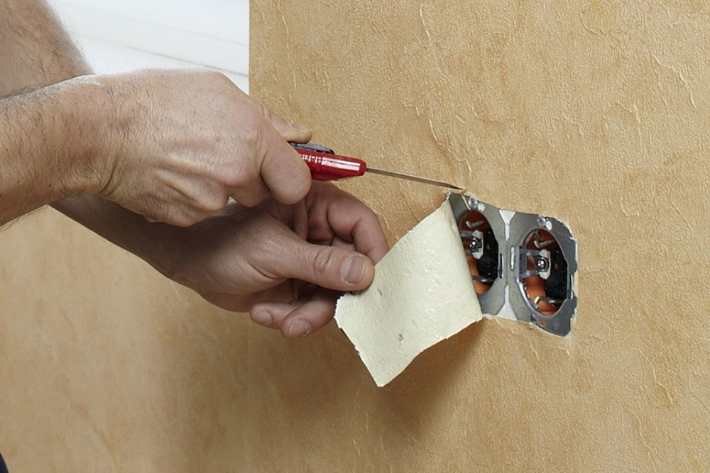 Как снять розетку со стены для поклейки обоев